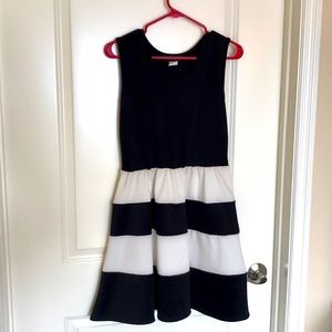 Beautiful black and white dress!